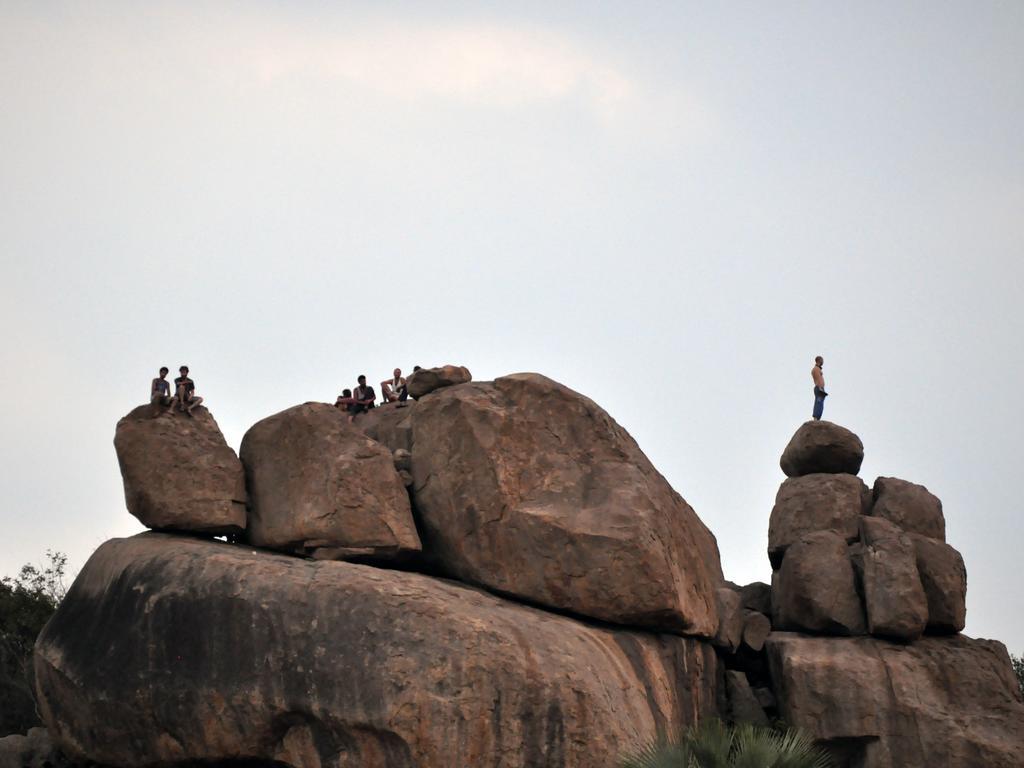Uma Shankar Hampi Bagian luar foto