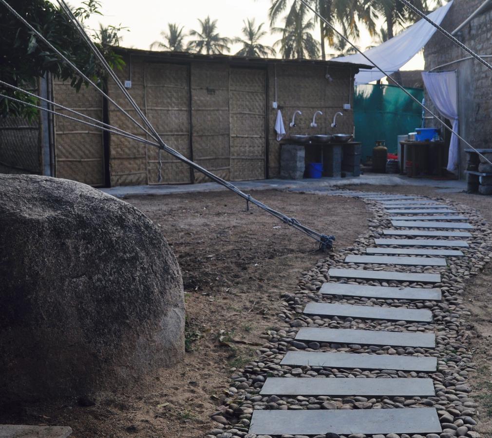 Uma Shankar Hampi Bagian luar foto